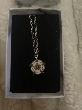 Silver White Flower Pendant Necklace - Women Jewelry